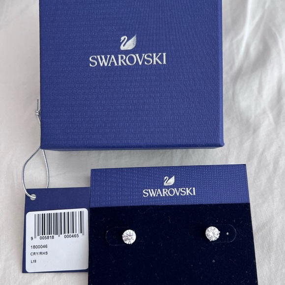 BWNT Swarovski Stud Earrings - Picture 2 of 4